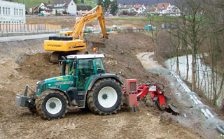 Gefr?ster Baumstrunk wird mit Erdreich vermischt Bild gefr?ster Baumstrunk wird mit Erdreich vermischt